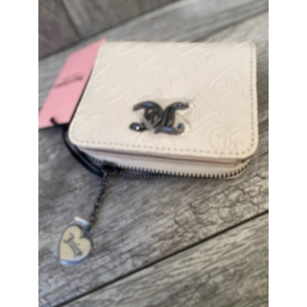 Juicy Couture Zip Wallet Cream Faux Leather Heart Charm Logo Embossed